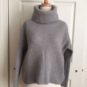 Bloomingdale’s cashmere/wool grey turtleneck sweater, women’s size S